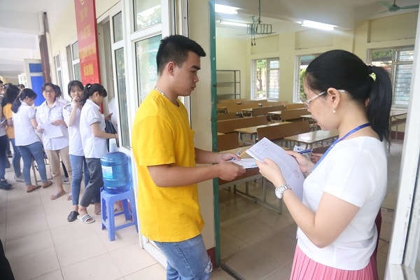 "Lọt" đề thi Ngữ văn lên mạng, thí sinh và 2 giám thị bị đình chỉ