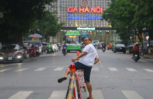 Ảnh: Bất chấp nguy hiểm, người dân vẫn "vượt rào" qua công trường ga metro Nhổn - ga Hà Nội