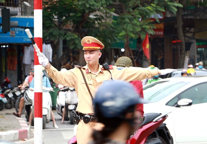 Ảnh: Những hình ảnh đẹp của CSGT Hà Nội trong kỳ thi THPT Quốc gia 2019