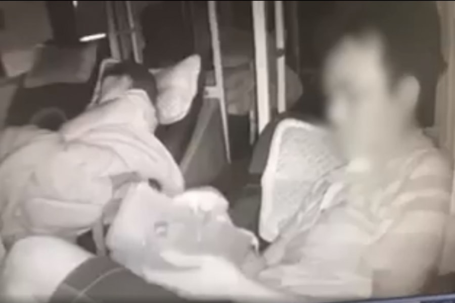 Clip người đàn ông ngang nhiên móc trộm ví của khách nữ trên ô tô gây bức xúc