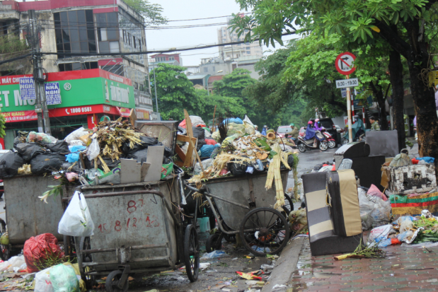 Ảnh: Dân chặn xe vào bãi rác Nam Sơn, các tuyến phố Hà Nội ngập ngụa rác thả