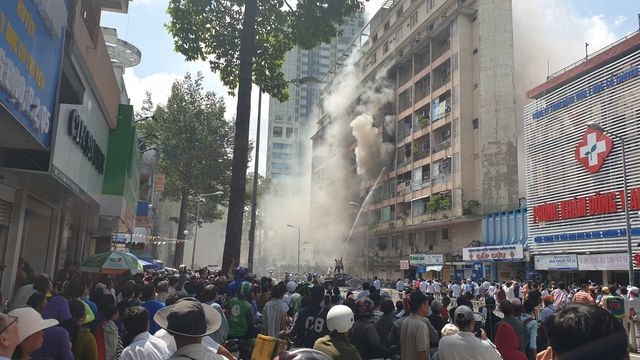 Ảnh: Toàn cảnh vụ cháy ký túc xá cao tầng ở sài gòn, nhiều người mắc kẹt