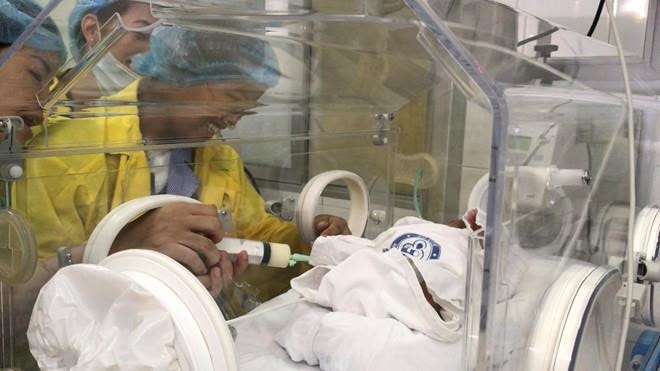 Bé Bình An - con trai sản phụ ung thư giai đoạn cuối xuất viện