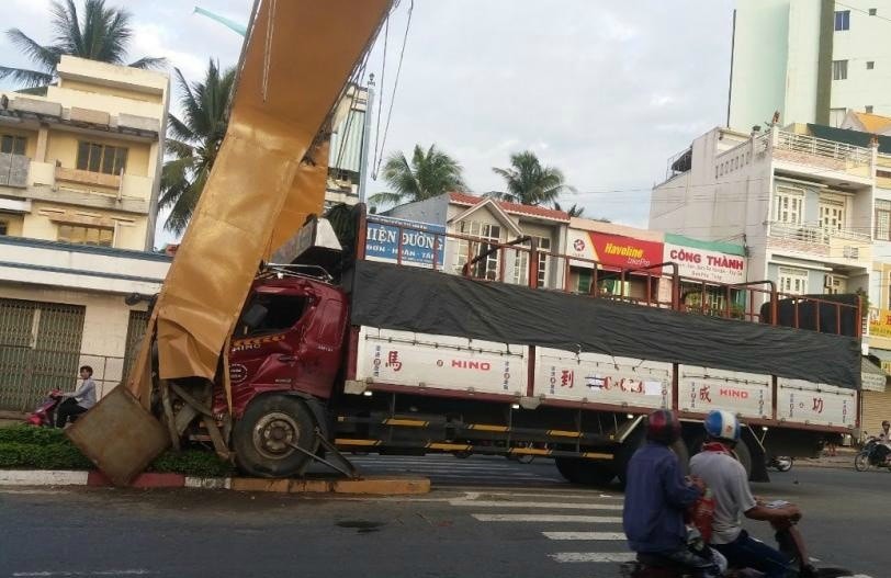 Xe tải tông sập cổng chào thành phố Mỹ Tho