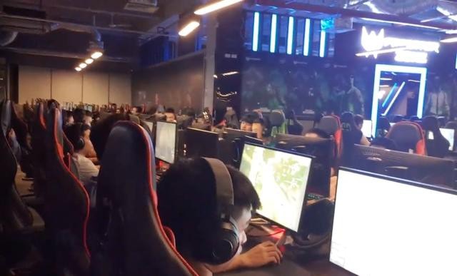 Mục sở thị "combo xuyên đêm" tại những siêu quán game ở Hà Nội