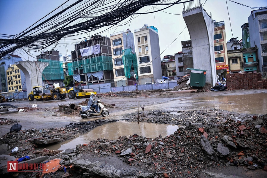 Ảnh: Bẫy “tử thần” bủa vây đại công trường Vành đai 2 khiến người đi đường rùng mình