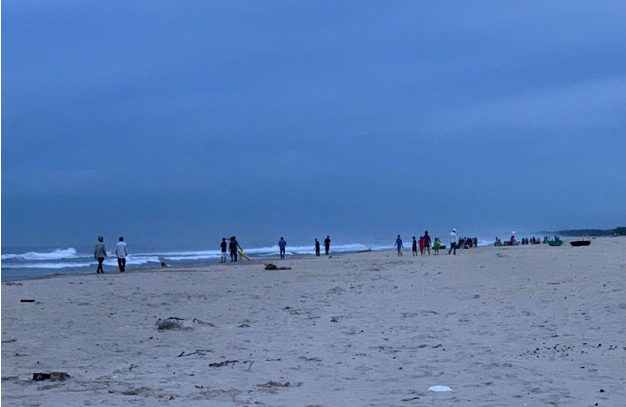 2 học sinh bị sóng cuốn mất tích khi tắm biển Đà Nẵng