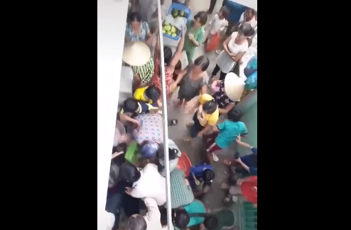 Clip: Người dân xô đẩy tranh giành đồ cúng gây nên cảnh bát nháo ầm ĩ trên phố