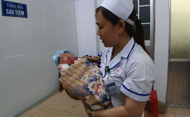 Bé trai bị mẹ bỏ rơi tại bệnh viện sau 2 ngày sinh