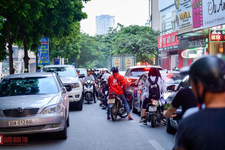 Ảnh: Hàng loạt ô tô nối đuôi lấn chiếm lòng đường, gây ùn tắc trên nhiều tuyến phố Thủ đô