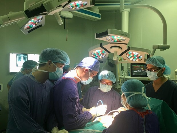 Bác sĩ tá hỏa khi hút 1 lít dịch khỏi bầu ngực bị biến chứng của nữ bệnh nhân