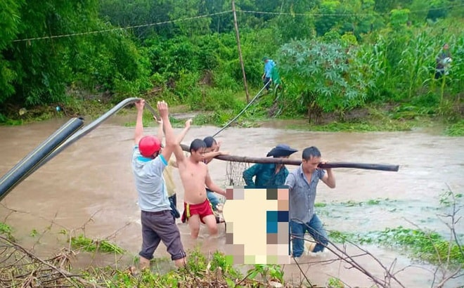 Lội suối, một người đàn ông bị nước cuốn trôi