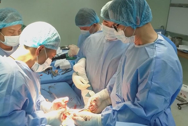 Thay khớp háng thành công cho cụ ông 98 tuổi