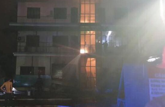 Công ty may mặc bốc cháy trong đêm, nhiều máy móc bị thiêu rụi