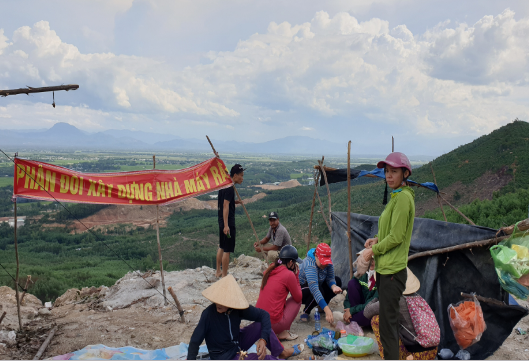 Ảnh: Người dân Quảng Nam dựng lều trại tại công trường ngăn cản thi công lò đốt rác