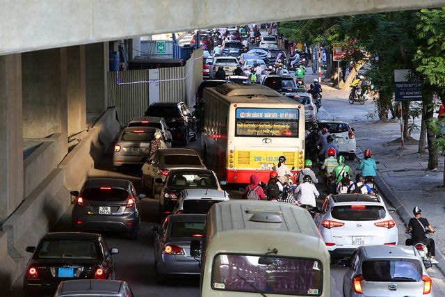 Ảnh: Giao thông ùn tắc nghiêm trọng ở những công trường đường trên cao ở Hà Nội