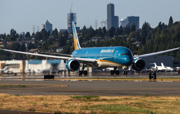 Ảnh: Cận cảnh chiếc Boeing 787-10 có kích thước lớn nhất Việt Nam đáp xuống Nội Bài