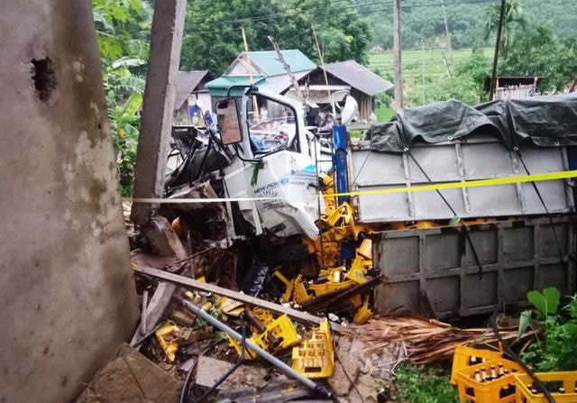 Xe tải mất lái tông vào nhà dân, 2 người tử vong