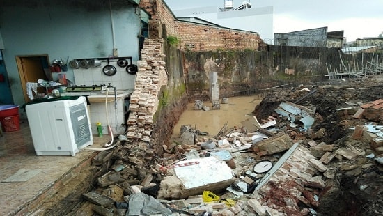 Tường nhà tắm bất ngờ đổ sập, đè 2 cháu bé thương vong