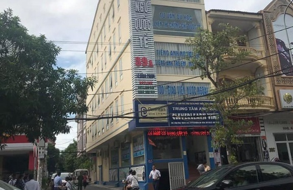 Thầy giáo nước ngoài 54 tuổi rơi từ tầng 4 xuống đất tử vong