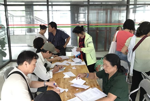 Ảnh: Người dân Thủ đô tấp nập làm thủ tục cấp thẻ xe buýt miễn phí