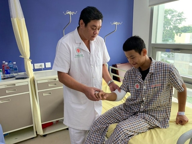 Thiếu niên 14 tuổi vỡ vụn chỏm xương được nối xương bằng kỹ thuật mới siêu nhanh