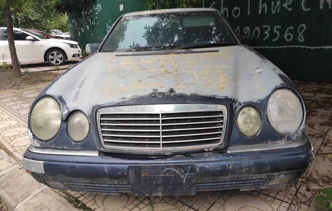 Ảnh: Nhiều xe sang "hết đát" bị vứt bỏ trên vỉa hè Hà Nội gây mất mỹ quan đô thị