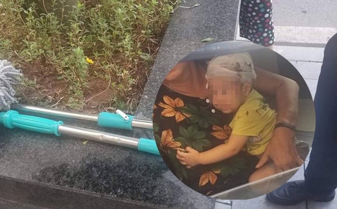 Bé trai 1 tuổi chấn thương đầu vì bị chổi lau nhà từ tầng 17 chung cư rơi trúng