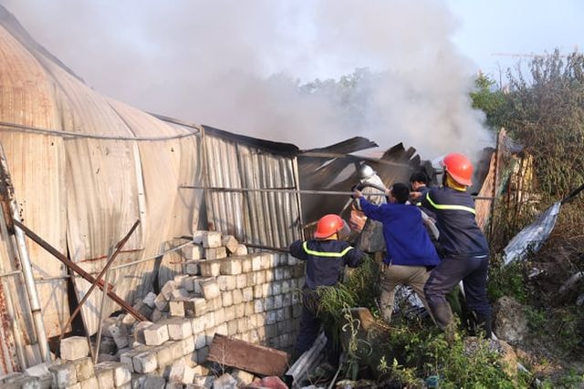 Cháy nhà xưởng rộng hàng nghìn mét vuông ở Hà Nội