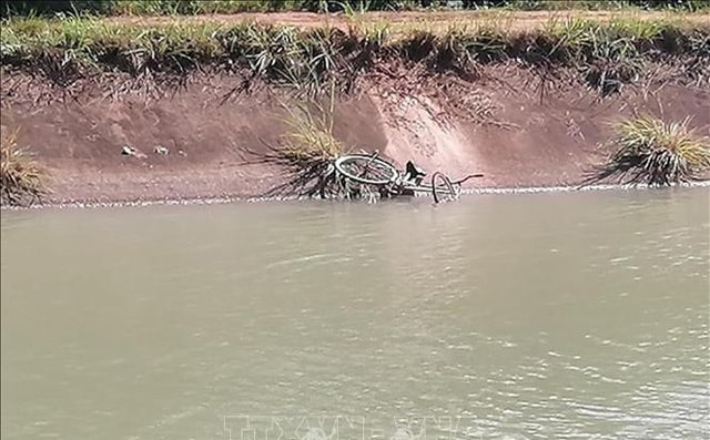 Tìm kiếm người mất tích dưới kênh, một chiến sĩ công an hy sinh