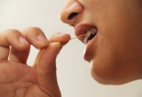 Suýt thủng dạ dày vì ngậm tăm sau bữa ăn, cảnh báo thói quen nhiều người vẫn làm