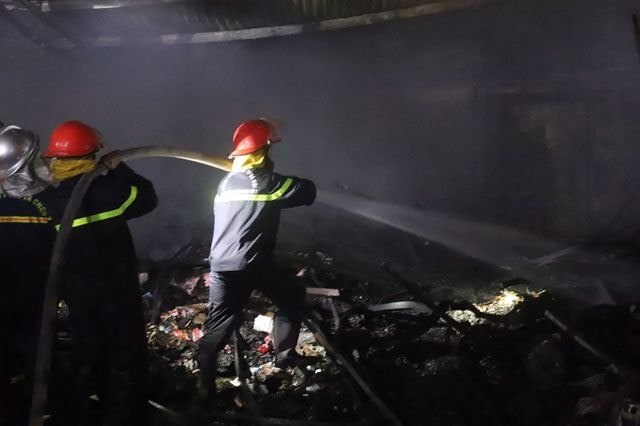 Xưởng đồ chơi ở Hà Nội bốc cháy ngùn ngụt trong đêm