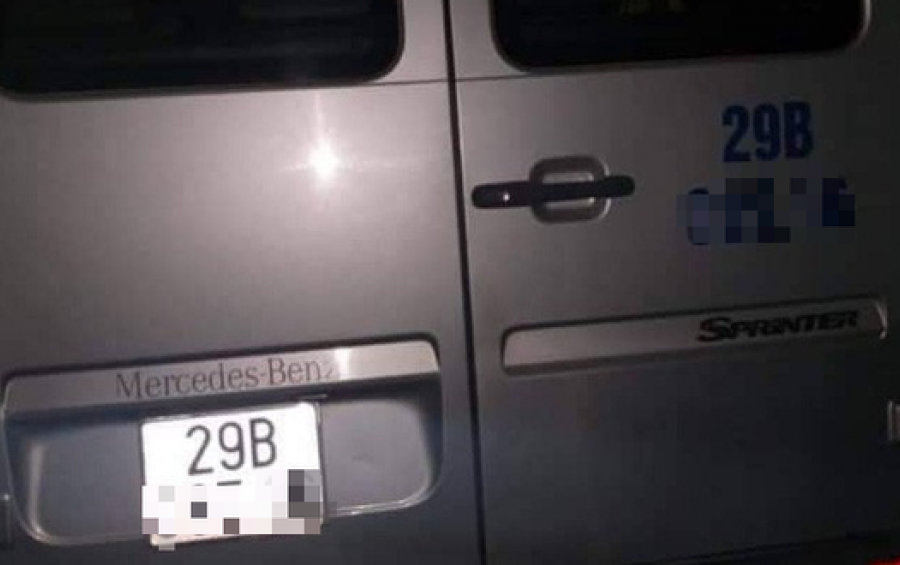 Hà Nội: Phát hiện tài xế tử vong trong ô tô chở học sinh tiểu học