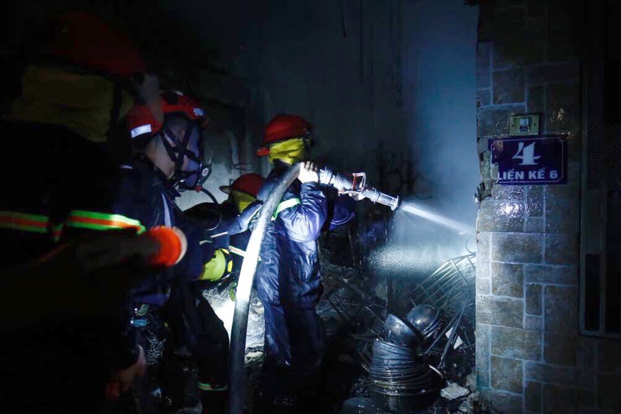 Ảnh: Lửa thiêu rụi cả 4 tầng của căn liền kề ở khu đô thị Xa La