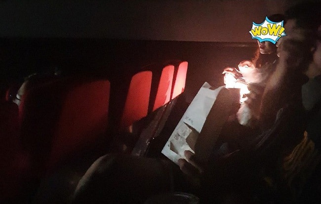 Cặp đôi "hot girl" đi xem phim bật đèn flash make up, bàn tán rôm rả gây bức xúc