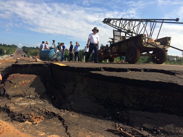 Ảnh: Toàn cảnh con đường 250 tỷ bị hư hỏng nghiêm trọng