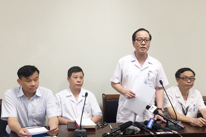 Bé trai 3 tuổi bị bỏ quên trên xe đưa đón được xuất viện