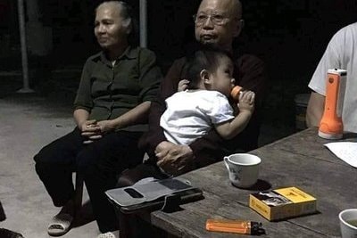 Xót xa bé trai hơn 1 tuổi bị mẹ bỏ rơi cùng bức thư“tôi không vương vấn gì hết”