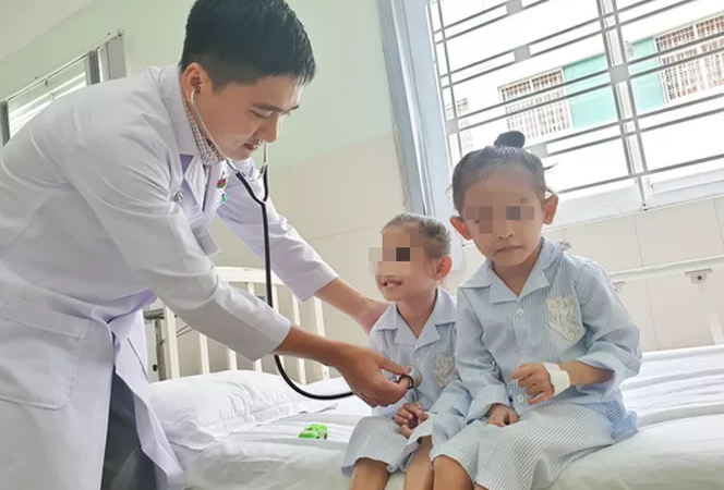 Điều trị thành công cho 2 chị em song sinh bị tim bẩm sinh