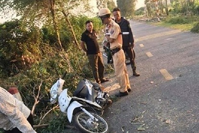 Cây đang cưa đổ xuống đường khiến 1 nữ sinh tử vong thương tâm