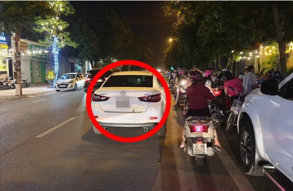 Bà mẹ vô tư đỗ ô tô giữa đường vào đón con khiến CĐM bức xúc