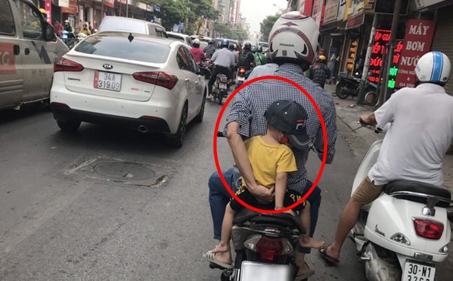 Ông bố đèo con đi viện và sự quan tâm của người đi đường gây xúc động