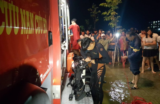 Triều cường “xóa” làn đường, người phụ nữ lao xe xuống hồ tử vong