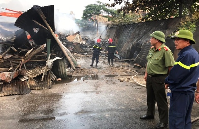 Cháy lớn tại chợ Còng (Thanh Hóa), hàng trăm ki - ốt bị thiêu rụi