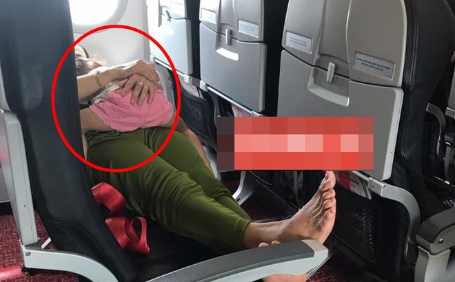 Nam thanh niên chỉ trích người phụ nữ ôm con nằm trên ghế máy bay gây tranh cãi MXH