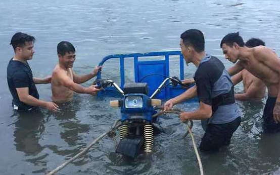 Để mặc xe ba gác trôi sông, người đàn ông lao mình cứu sống 3 cháu nhỏ