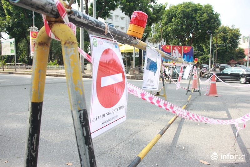 Ảnh: Phân luồng, cấm đường để thi công hạ ngầm tuyến đường sắt Nhổn - ga Hà Nội