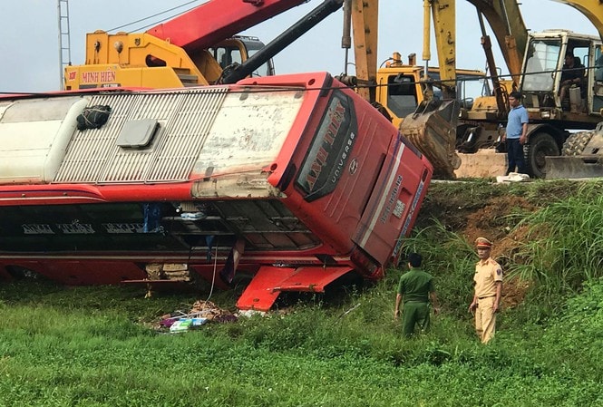 Lật xe khách giường nằm lúc rạng sáng, 21 người thương vong