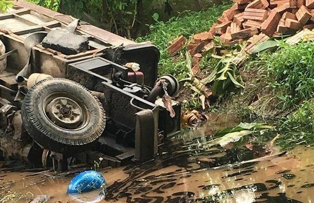 Công nông tông xe máy rồi rơi xuống mương, đè 2 người tử vong