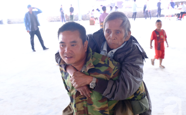 Hình ảnh người con cõng cha già hàng chục cây số đi cầu cứu bác sĩ gây xúc động